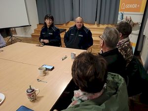 Zdjęcia ze spotkania policjantów z seniorami w Klubie Seniora w Luboszycach. Policjanci rozmawiają z seniorami o bezpieczeństwie.