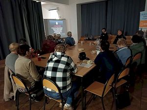 Zdjęcia ze spotkania policjantów z seniorami w Klubie Seniora w Luboszycach. Policjanci rozmawiają z seniorami o bezpieczeństwie.