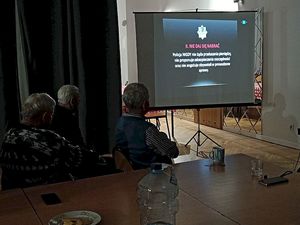 Zdjęcia ze spotkania policjantów z seniorami w Klubie Seniora w Luboszycach. Policjanci rozmawiają z seniorami o bezpieczeństwie.