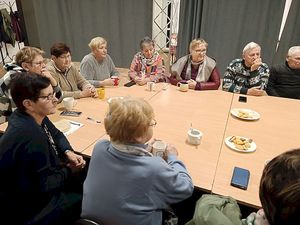 Zdjęcia ze spotkania policjantów z seniorami w Klubie Seniora w Luboszycach. Policjanci rozmawiają z seniorami o bezpieczeństwie.