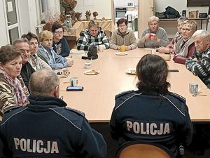 Zdjęcia ze spotkania policjantów z seniorami w Klubie Seniora w Luboszycach. Policjanci rozmawiają z seniorami o bezpieczeństwie.