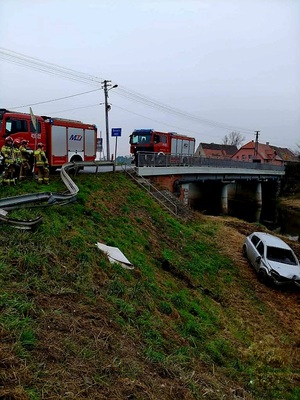 Zdjęcia ze zdarzenia drogowego. Pojazd uczestniczył w zdarzeniu drogowym.