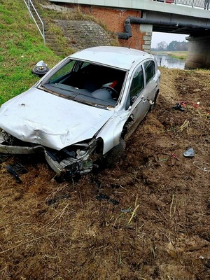 Zdjęcia ze zdarzenia drogowego. Pojazd uczestniczył w zdarzeniu drogowym.