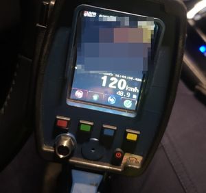 Przekroczyli dopuszczalną prędkość w terenie zabudowanym. Wysoki mandat w warunkach recydywy i zatrzymane prawo jazdy!