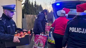 Wizyta funkcjonariuszy w Rodzinie Zastępczej. Wręczenie dla dzieci paczek.