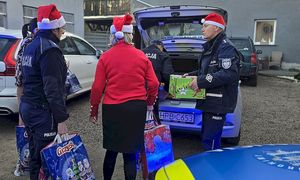 Wizyta funkcjonariuszy w Rodzinie Zastępczej. Wręczenie dla dzieci paczek.