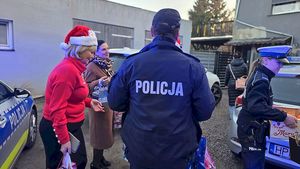 Wizyta funkcjonariuszy w Rodzinie Zastępczej. Wręczenie dla dzieci paczek.