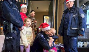 Wizyta funkcjonariuszy w Rodzinie Zastępczej. Wręczenie dla dzieci paczek.