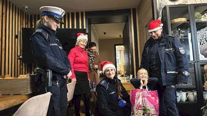 Wizyta funkcjonariuszy w Rodzinie Zastępczej. Wręczenie dla dzieci paczek.