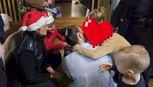 Wizyta funkcjonariuszy w Rodzinie Zastępczej. Wręczenie dla dzieci paczek.