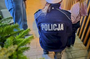 Wizyta funkcjonariuszy w Rodzinie Zastępczej. Wręczenie dla dzieci paczek.