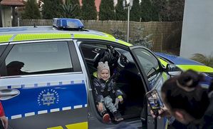 Wizyta funkcjonariuszy w Rodzinie Zastępczej. Wręczenie dla dzieci paczek.