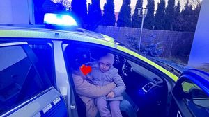 Wizyta funkcjonariuszy w Rodzinie Zastępczej. Wręczenie dla dzieci paczek.