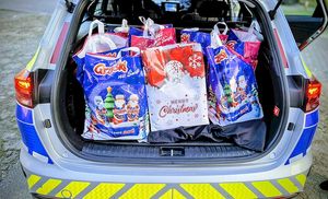 Wizyta funkcjonariuszy w Rodzinie Zastępczej. Wręczenie dla dzieci paczek.