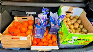 Wizyta funkcjonariuszy w Rodzinie Zastępczej. Wręczenie dla dzieci paczek.