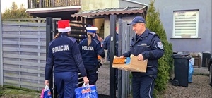 Wizyta funkcjonariuszy w Rodzinie Zastępczej. Wręczenie dla dzieci paczek.