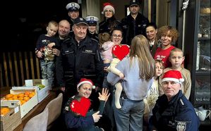 Wizyta funkcjonariuszy w Rodzinie Zastępczej. Wręczenie dla dzieci paczek.