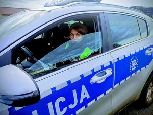 Policjantka w radiowozie