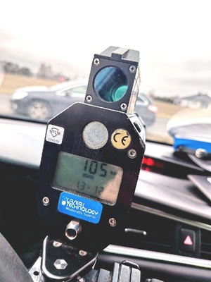 Nieodpowiedzialny 50-latek pędził 105 km/h w terenie zabudowanym. Wysoki mandat w warunkach recydywy i zatrzymane prawo jazdy!