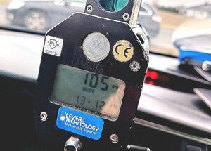 Nieodpowiedzialny 50-latek pędził 105 km/h w terenie zabudowanym. Wysoki mandat w warunkach recydywy i zatrzymane prawo jazdy!