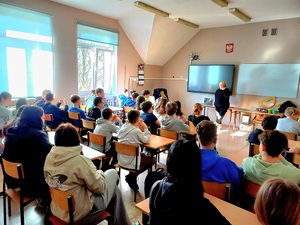 Prelekcja funkcjonariuszy, sanepidu i przedstawiciela Urzędu Miasta i Gminy w Górze na temat uzależnień