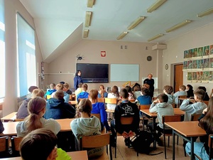 Prelekcja funkcjonariuszy, sanepidu i przedstawiciela Urzędu Miasta i Gminy w Górze na temat uzależnień