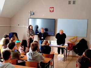 Prelekcja funkcjonariuszy, sanepidu i przedstawiciela Urzędu Miasta i Gminy w Górze na temat uzależnień