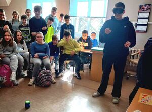 Uczeń podczas prelekcji w szkole