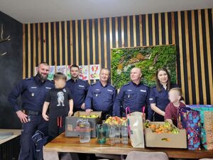 Zdjęcie funkcjonariuszy z dziećmi