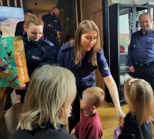 Zdjęcie funkcjonariuszy z dziećmi