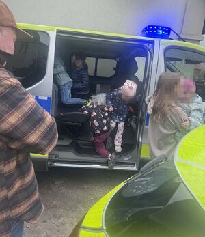 Dzieci oglądające radiowóz