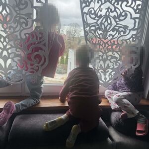 Dzieci spoglądające w okno