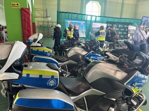 Funkcjonariusze podczas targów pracy. Na zdjęciu znajdują się także oznakowane motocykle policyjne.