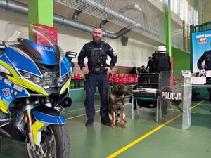 Funkcjonariusz z psem służbowym
