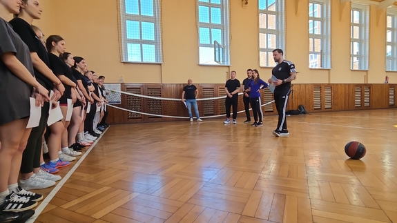 Test sprawności fizycznej do służby w Policji dla uczniów klas mundurowych!