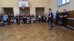 Instruktorzy z Wydziału Doboru i Szkolenia Komendy Wojewódzkiej Policji we Wrocławiu, wyjaśniają zasady dotyczące testów sprawności fizycznej do służby w Policji