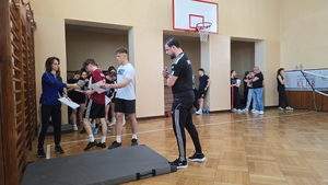 Młodzież podczas testów sprawności fizycznej do służby w Policji.