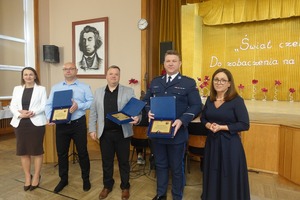 Komendant Powiatowy Policji w Górze podczas uroczystości zakończenia roku szkolnego 2025/2026 klas maturalnych