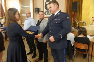 Uroczyste zakończenie roku szkolnego klas policyjnych w Liceum Ogólnokształcącym w Górze