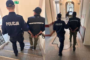 Funkcjonariusz prowadzi zatrzymanego w kajdankach