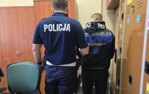 Funkcjonariusz z zatrzymanym