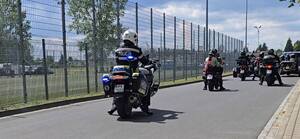 Zabezpieczenie przejazdu Parady Motocykli- funkcjonariusze na oznakowanych motocyklach