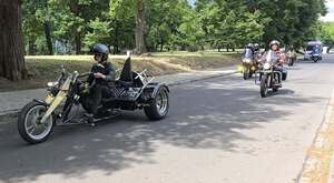 Zabezpieczenie przejazdu Parady Motocykli- funkcjonariusze na oznakowanych motocyklach