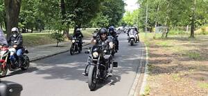 Zabezpieczenie przejazdu Parady Motocykli- funkcjonariusze na oznakowanych motocyklach