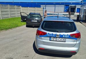 Radiowóz oraz zatrzymany pojazd