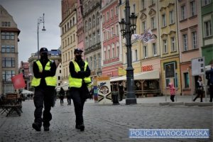 Policjanci pilnują przestrzegania zaleceń