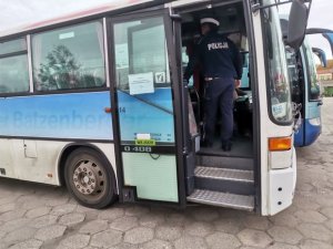 funkcjonariusz kontrolujący przestrzeganie zasłaniania nosa i ust w autobusie