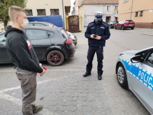 funkcjonariusz kontrolujący przestrzeganie zasłaniania nosa i ust w autobusie