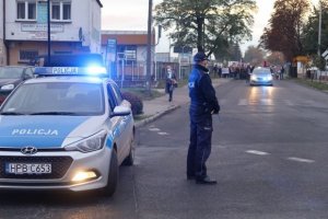 Funkcjonariusze Komendy Powiatowej Policji w Górze zabezpieczający protest społeczny