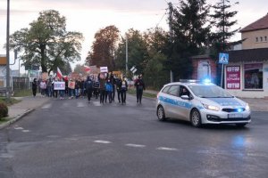 Funkcjonariusze Komendy Powiatowej Policji w Górze zabezpieczający protest społeczny